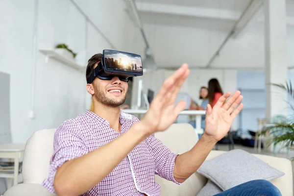 Счастливый человек с гарнитурой виртуальной реальности в офисе — стоковое фото