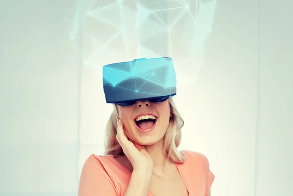 Γυναίκα σε ακουστικά εικονικής πραγματικότητας ή 3D γυαλιά — Φωτογραφία Αρχείου