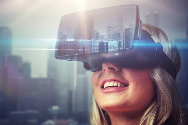 Mujer en realidad virtual auriculares sobre la ciudad — Foto de Stock