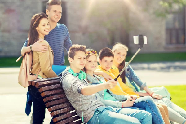 Ευτυχισμένος εφηβική μαθητές λαμβάνοντας αυτοπορτρέτα με smartphone — Φωτογραφία Αρχείου