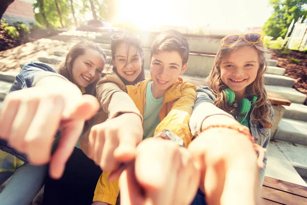 Amigos adolescentes o estudiantes que te señalan con el dedo —  Fotos de Stock
