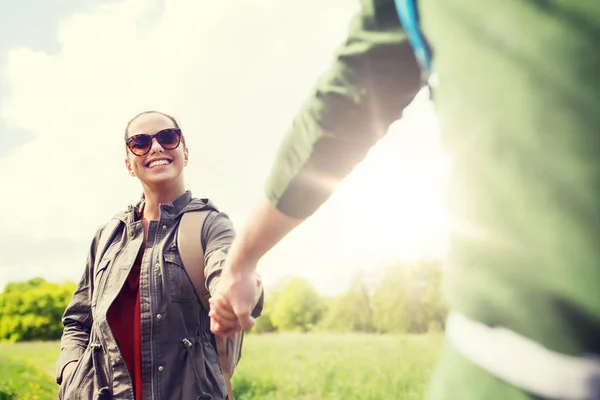 Glückliches Paar mit Rucksack beim Wandern im Freien — Stockfoto