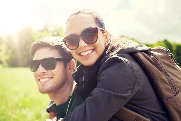 Happy couple with backpacks having fun outdoors — Stock Photo, Image