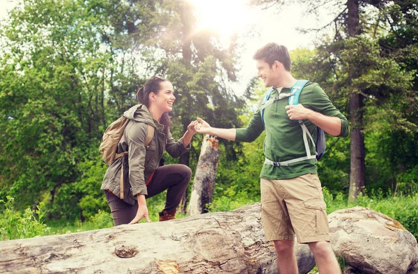 Casal sorrindo com mochilas caminhadas — Fotografia de Stock