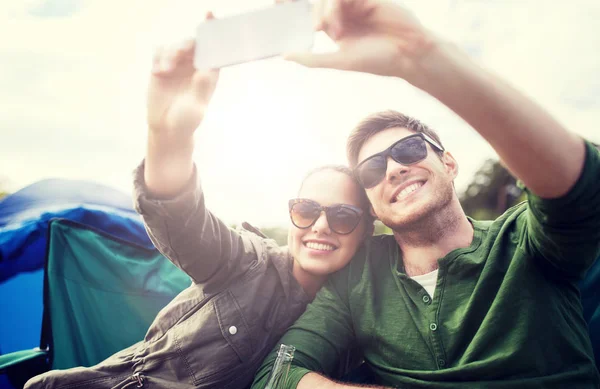 Casal de viajantes tirando selfie por smartphone — Fotografia de Stock