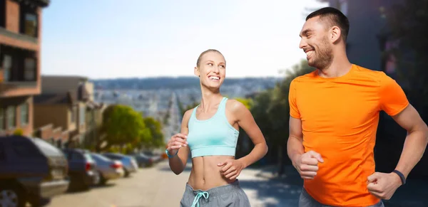 Sonriente pareja corriendo en San Francisco ciudad —  Fotos de Stock