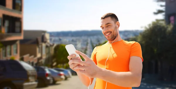 Homme avec smartphone et écouteurs en San Francisco — Photo