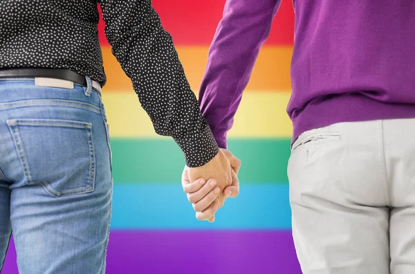 Närbild på manliga homosexuella par hand i hand — Stockfoto