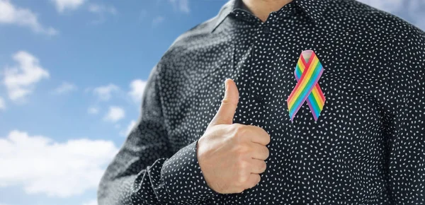 Hombre con gay orgullo arco iris conciencia cinta — Foto de Stock