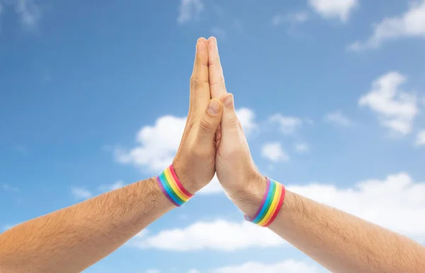Handen met gay pride-polsbandjes maken hoge vijf — Stockfoto