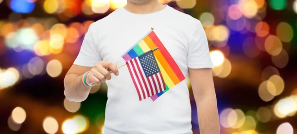 Hombre con orgullo gay arco iris bandera y pulsera —  Fotos de Stock