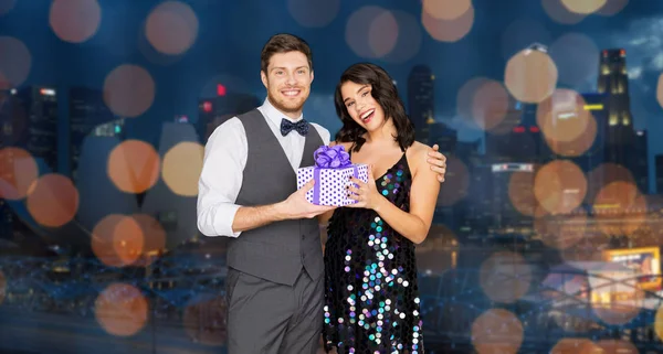 Casal feliz com caixa de presente na festa de aniversário — Fotografia de Stock