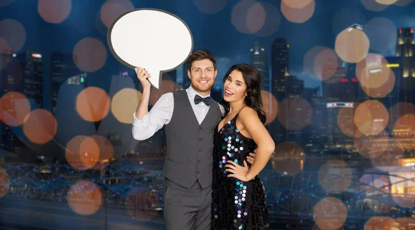 Casal feliz na festa segurando banner bolha de texto — Fotografia de Stock