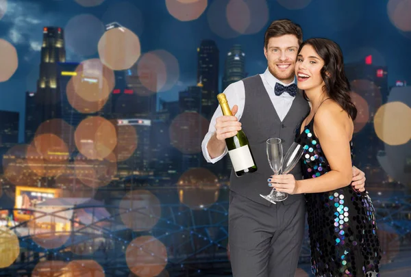 愉快的夫妇与香槟和杯子在党 — 图库照片