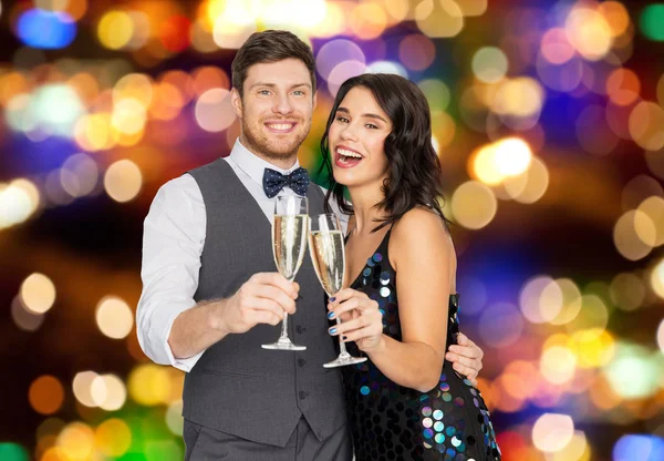 Casal feliz com taças de champanhe na festa — Fotografia de Stock
