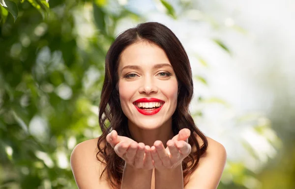 Krásná usměvavá mladá žena s červenou rtěnku — Stock fotografie
