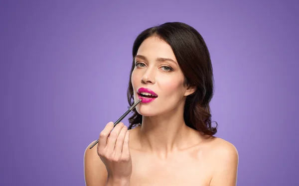 Hermosa mujer con maquillaje cepillo para pintalabios —  Fotos de Stock