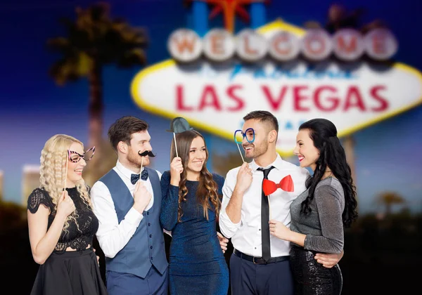 Amigos felices con accesorios de fiesta en Las Vegas — Foto de Stock