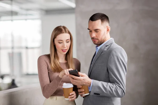 Empresaria y hombre de negocios con smartphone —  Fotos de Stock