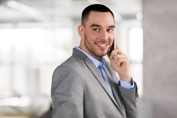 Zakenman opgeroepen smartphone op kantoor — Stockfoto