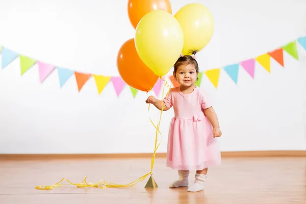 Niña feliz con globos en fiesta de cumpleaños —  Fotos de Stock