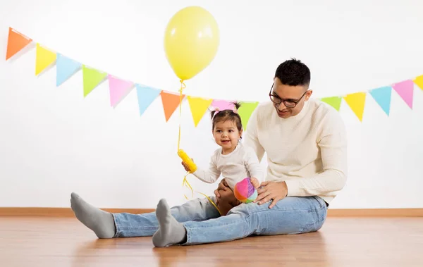 Pai e filha com balão de festa de aniversário — Fotografia de Stock