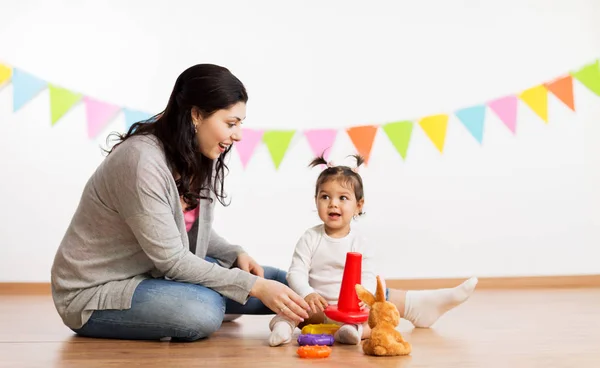 Mutter und kleine Tochter spielen mit Pyramidenspielzeug — Stockfoto