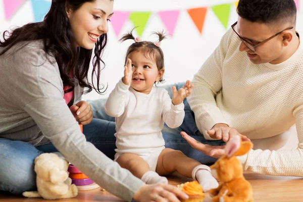 Mädchen mit Eltern klatschen in die Hände — Stockfoto