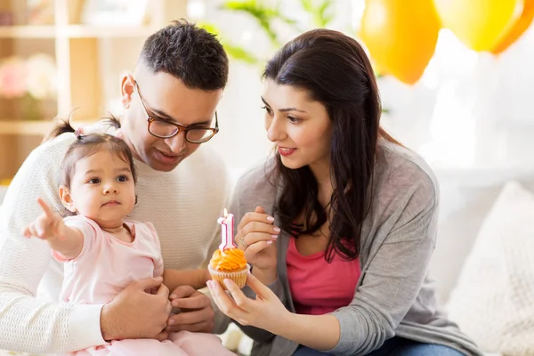 Bébé fille avec parents à la maison fête d'anniversaire — Photo