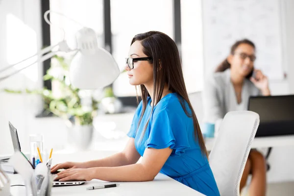 Femme d'affaires avec ordinateur portable travaillant au bureau — Photo