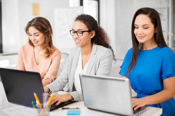 Geschäftsfrauen mit Laptop im Büro — Stockfoto