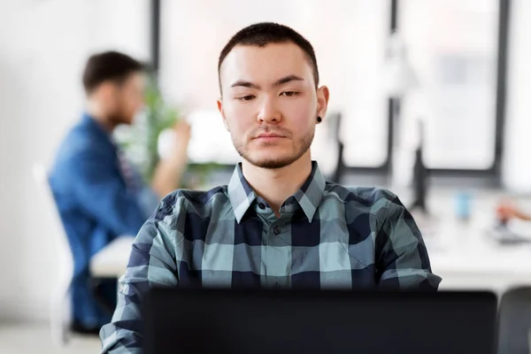 Hombre creativo con el ordenador portátil trabajando en la oficina — Foto de Stock