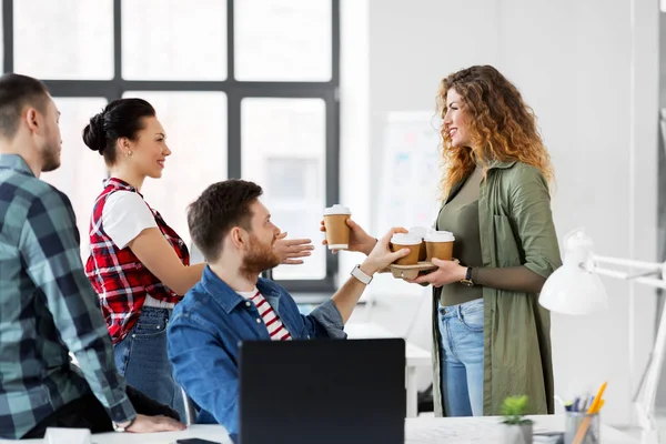 Lyckliga kreativa team med kaffe som arbetar på kontor — Stockfoto