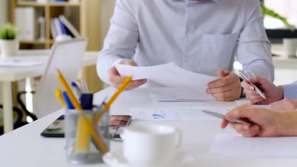 Equipe de negócios com gráficos em reunião de escritório — Vídeo de Stock