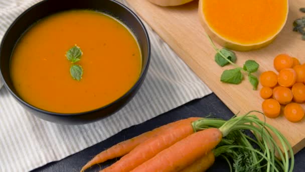 Primer plano de sopa de crema de calabaza vegetal en un tazón — Vídeo de stock