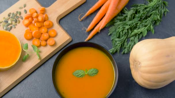 Gros plan de soupe à la crème de potiron de légumes dans un bol — Video
