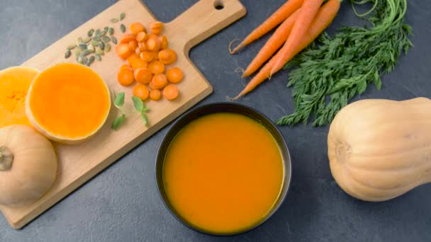 Mano añadiendo semillas de calabaza y hoja de menta a la sopa — Vídeos de Stock