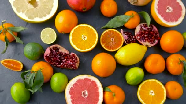 石桌上柑橘类水果的特写 — 图库视频影像