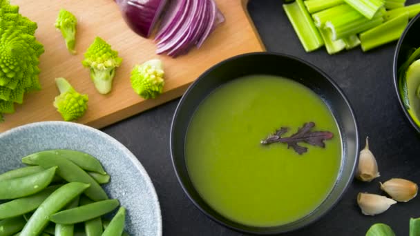 Primo piano di minestra verde vegetale alla panna in boccia — Video Stock