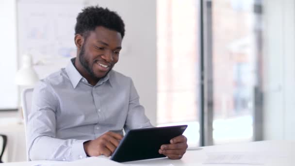 Sonriente hombre de negocios con tablet pc en la oficina — Vídeos de Stock