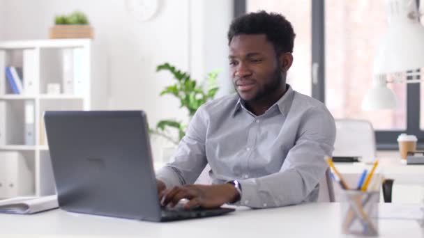 Stressad affärsman med laptop på kontoret — Stockvideo