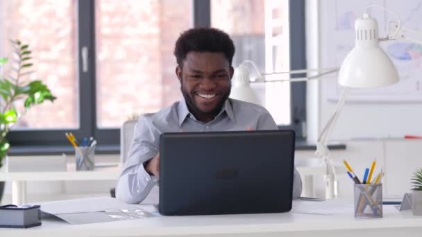 Бізнесмен, який має відео балачку на ноутбуці в офісі — стокове відео