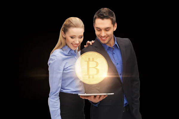 Empresarios con la PC tableta y el holograma bitcoin — Foto de Stock