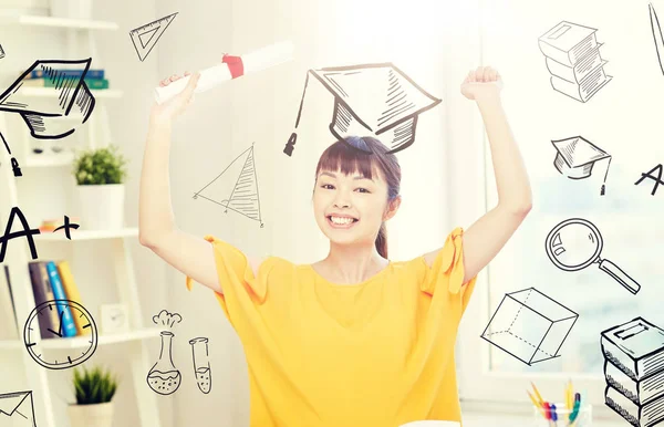 Šťastný asijské ženy student s diplomem doma — Stock fotografie