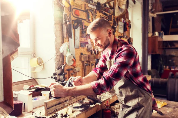 Menuisier travaillant avec avion et bois à l'atelier — Photo