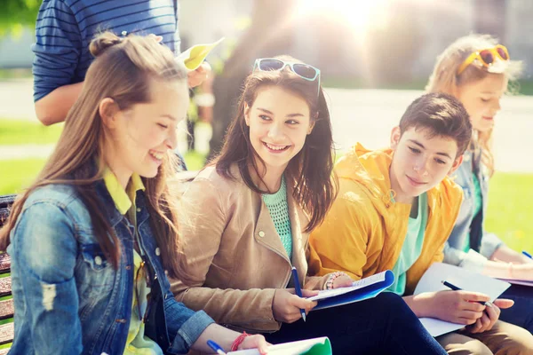 Groep studenten met laptops op schoolplein — Stockfoto