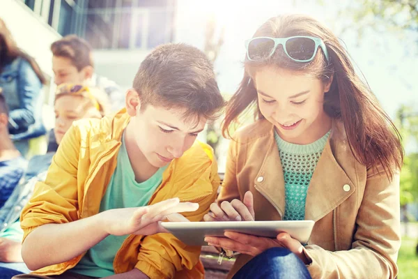 Grupp elever med TabletPC på skolgården — Stockfoto