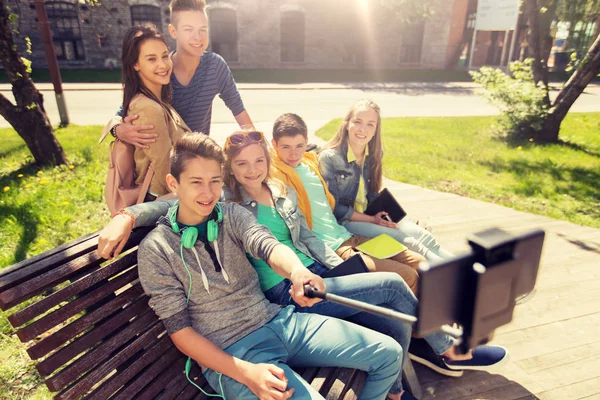 Happy teenage studenter som selfie av smartphone — Stockfoto