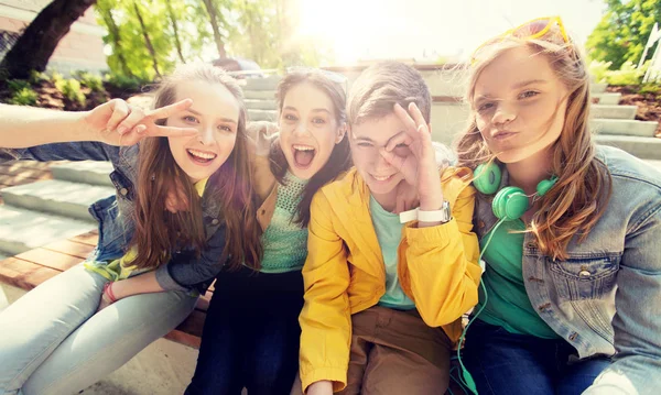 Estudantes adolescentes felizes ou amigos se divertindo — Fotografia de Stock