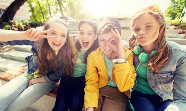 Heureux adolescents étudiants ou amis avoir du plaisir — Photo